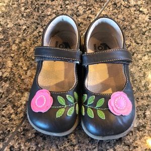 See Kai Run toddler size 8 brown Mary Jane with pink flower